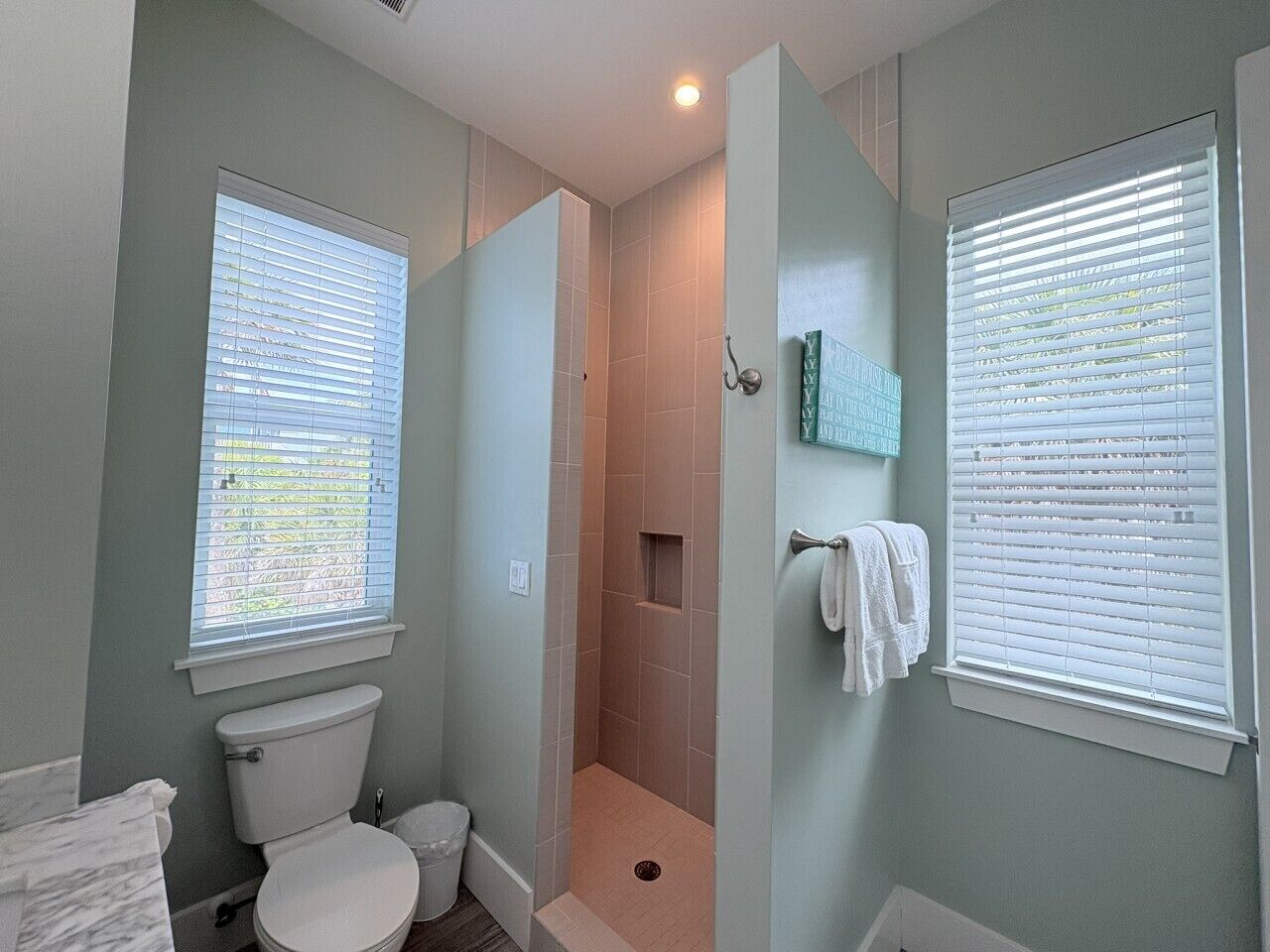 Un baño con inodoro, bidé y cabina de ducha.