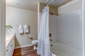Combined shower/bathtub, free toiletries, towels
