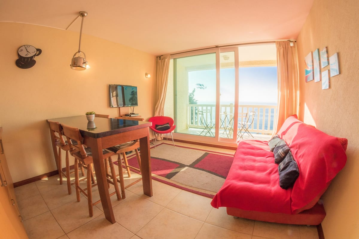 Appartement Panoramique, 1 chambre, vue océan | Salle de séjour | Télévision à écran plat, station d'accueil MP3