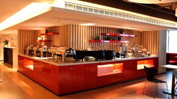 Daily buffet breakfast (CNY 29 per person)