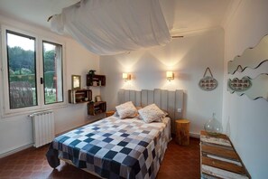 2 slaapkamers, een strijkplank/strijkijzer, reisbedje, gratis wifi