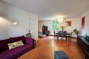 Een televisie, een tafeltennistafel en boeken