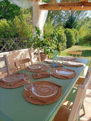 Outdoor dining - Vacation home in Luberon in the heart of Provence WIFI Free Fiber (Lauris)