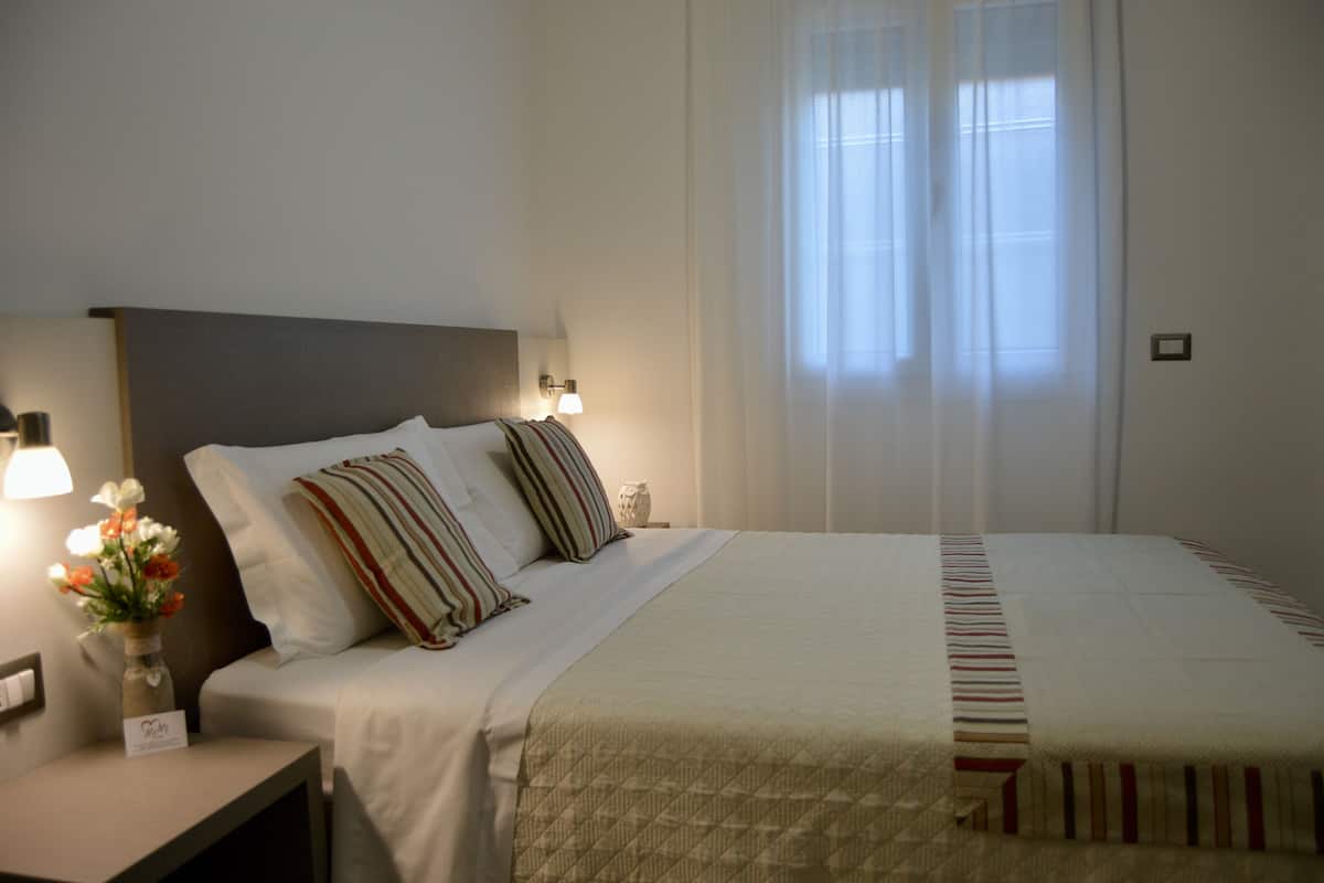Ropa de cama de alta calidad y caja de seguridad en la habitación 