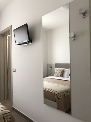 Chambre traditionnelle double ou avec lits jumeaux | Literie de qualité, coffre-fort, accÚs au Wi-Fi (inclus)