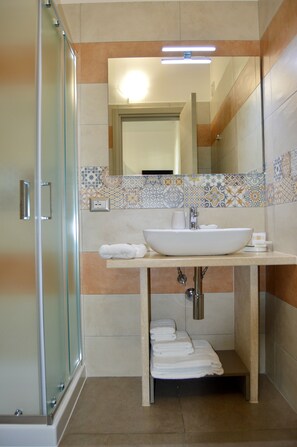 Shower, free toiletries, bidet, towels - B&B MiMì (Porto Cesareo)