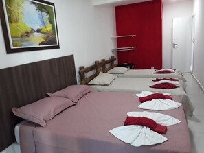 Minibar, blackout drapes, free WiFi, bed sheets - Pousada Solar do Rogério (Cabo Frio)