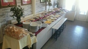 Free daily buffet breakfast