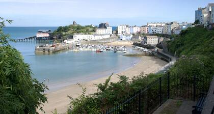 High House est une élégante maison classée Grade II située dans une rue pavée calme de la magnifique ville balnéaire de Tenby sur la cÎte du Pembrokeshire.