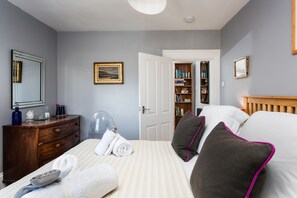 5 bedrooms, iron/ironing board, WiFi, bed sheets - High House, Tenby, Pembrokeshire, Grade II listed house (Tenby)
