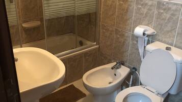 Comfort Apartment, 3 Bedrooms | Bathroom | Combined shower/tub, free toiletries, towels