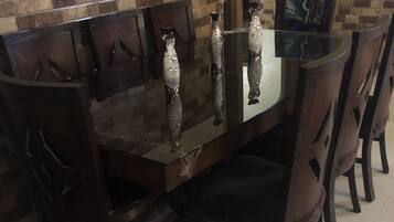 Comfort Apartment, 3 Bedrooms | In-room dining