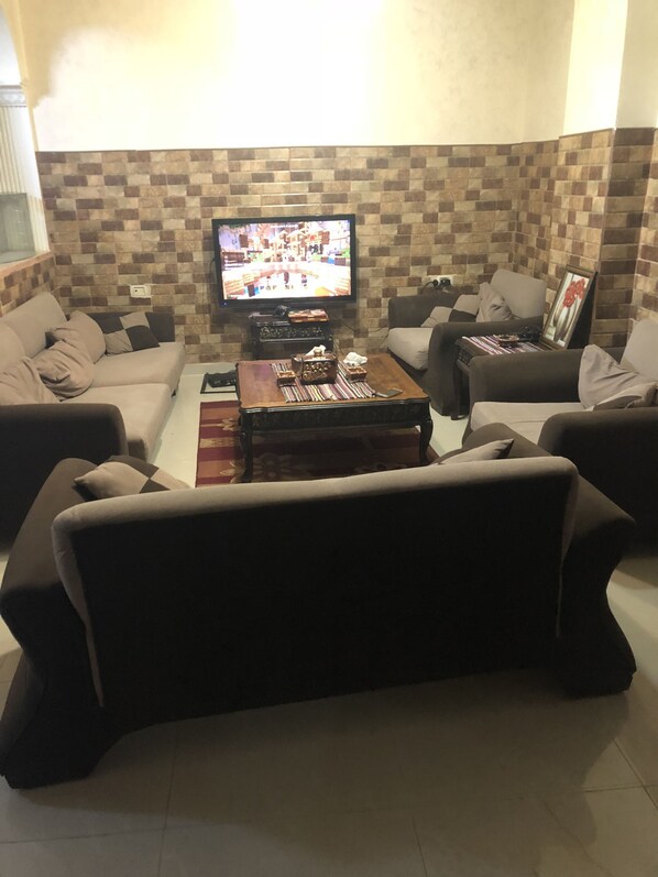 Comfort appartement, 3 slaapkamers | Woonruimte | Een 42-inch flatscreentelevisie met kabelzenders en televisie