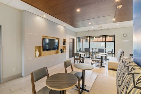 Petit déjeuner buffet compris tous les jours. Holiday Inn Express and Suites White Hall by IHG