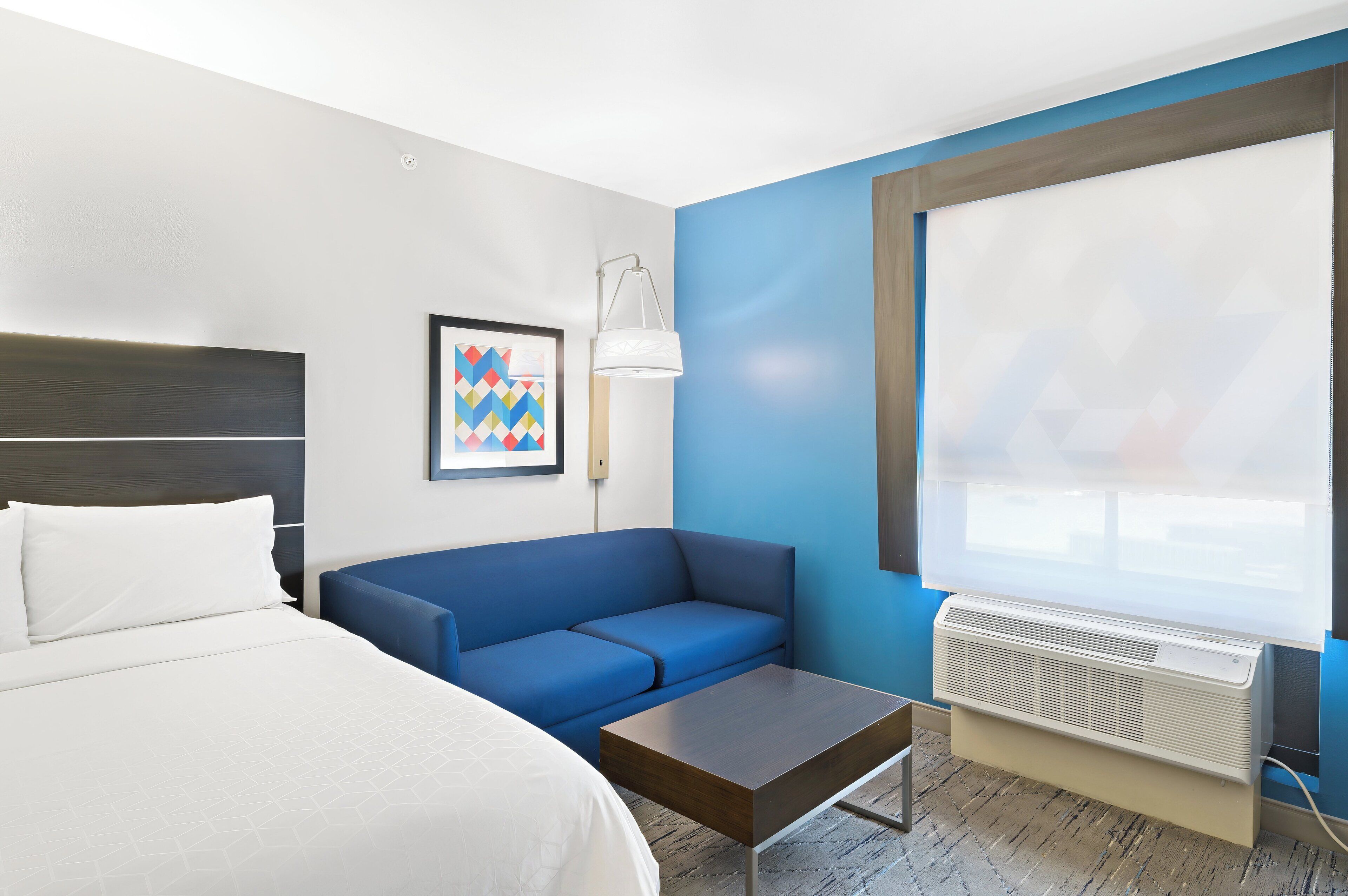 Bureau, rideaux occultants, fer et planche à repasser