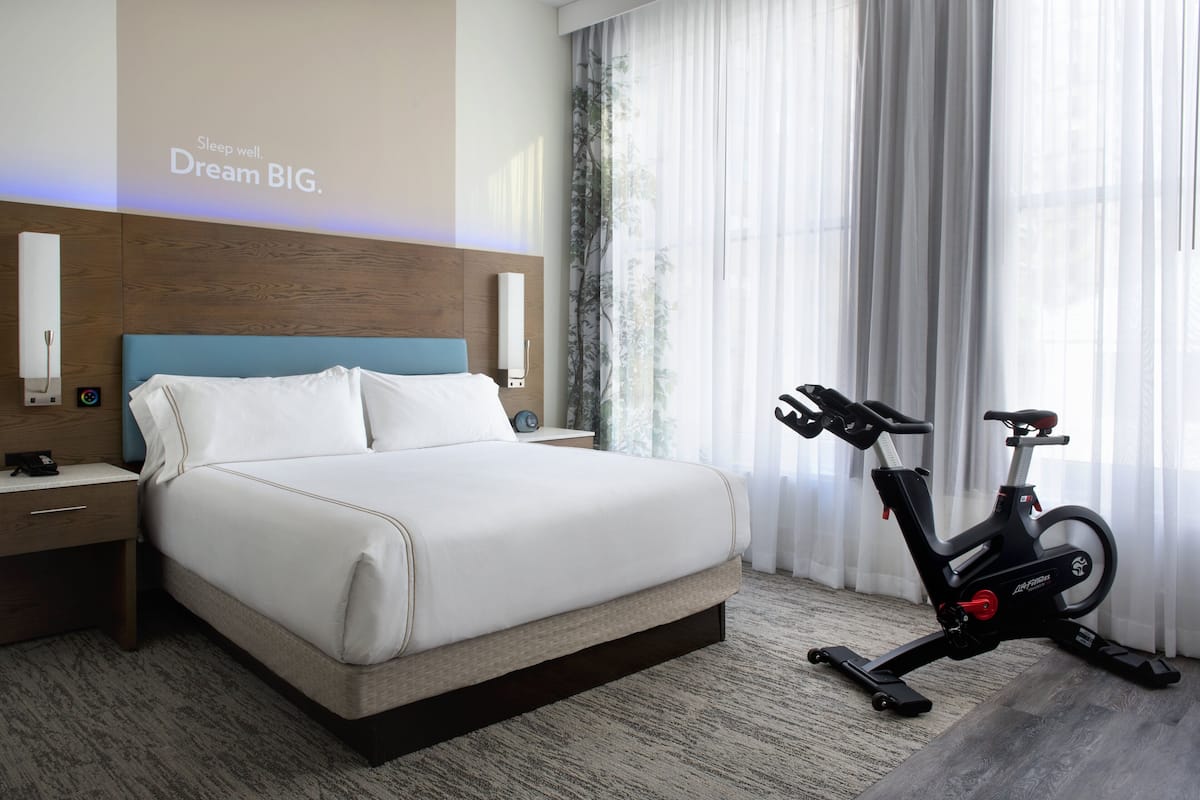 Bộ đồ giường cao cấp, nệm có lớp đệm bông, két bảo mật tại phòng