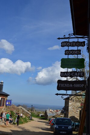 A signboard with multiple destinations including 'Hosteria Rooms', 'El Trasgu de Foncebadon', 'Bar-Cafe', and 'Tienda-Shop'. - El Trasgu de Foncebadón (Santa Colomba de Somoza)