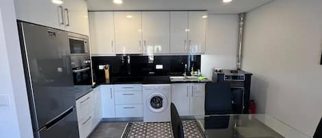 Refrigerador, microondas, horno y parrilla de estufa