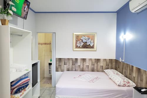 Frigobar, cortinas blackout, Wi-Fi de cortesia, roupa de cama