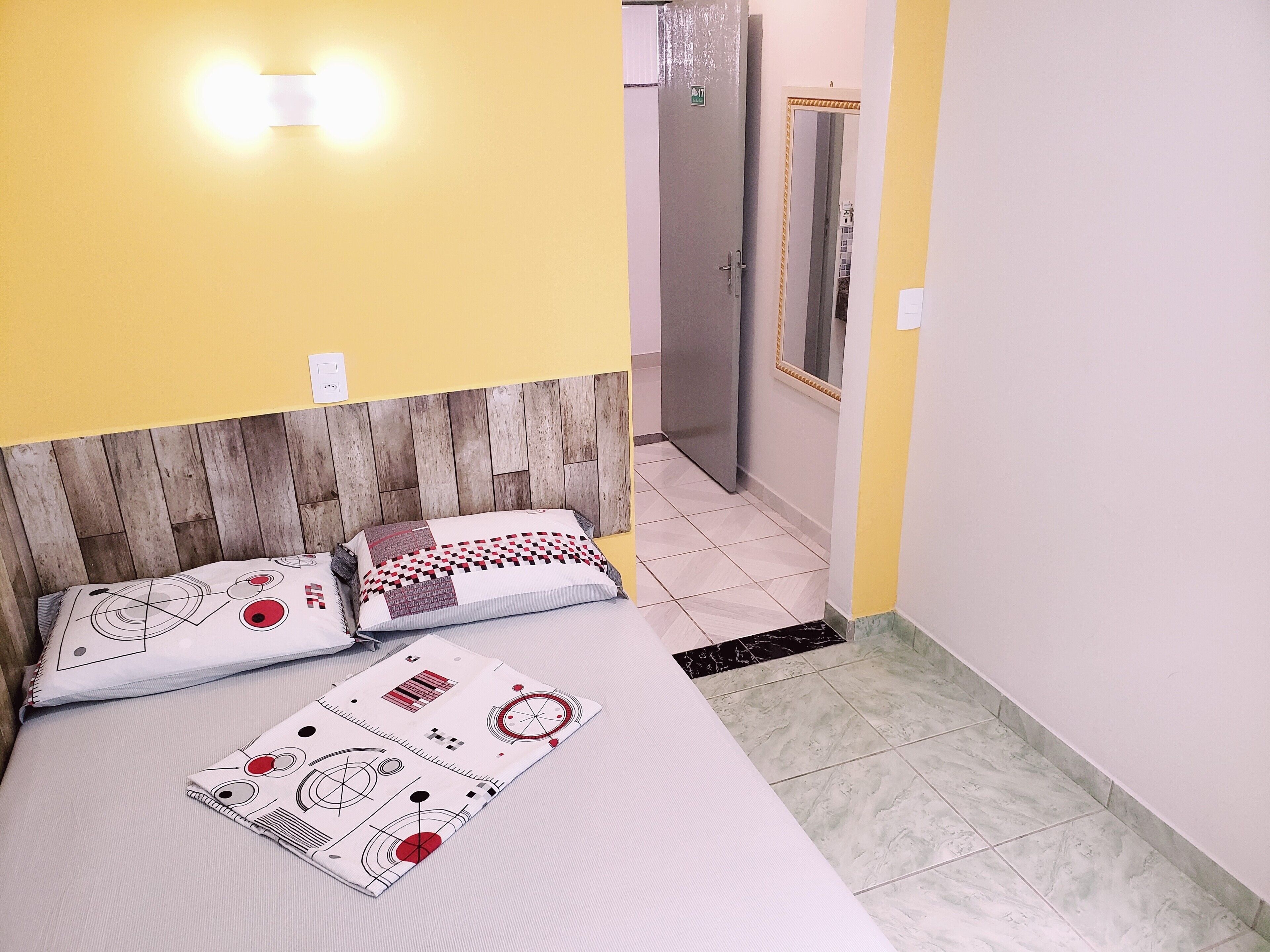 Quarto solteiro standard (ar condicionado) | Frigobar, cortinas blackout, Wi-Fi de cortesia, roupa de cama
