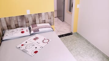 Quarto solteiro standard (ar condicionado) | Frigobar, cortinas blackout, Wi-Fi de cortesia, roupa de cama