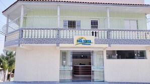 Un bâtiment à deux étages sur lequel on peut lire l’inscription « Boa Vista Pousada ».