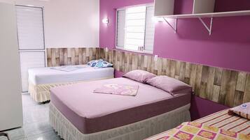 Quarto família (ar condicionado) | Frigobar, cortinas blackout, Wi-Fi de cortesia, roupa de cama