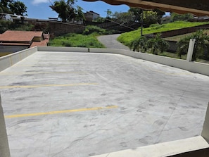 Tempat letak kenderaan sendiri percuma