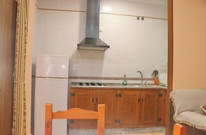 Kjøleskap, mikrobølgeovn, kaffetrakter/tekoker og brødrister