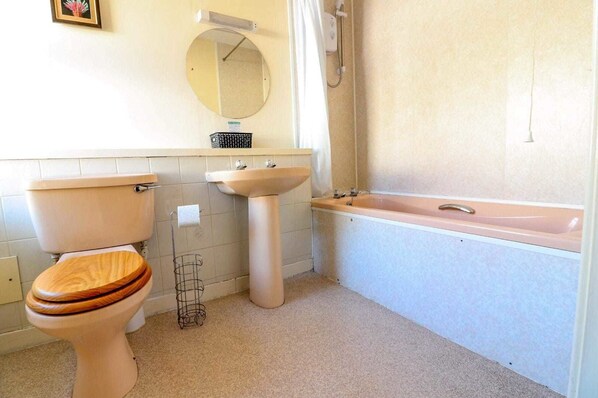 A bathroom with a toilet, sink, and bathtub. - Bridge Inn (Tillicoultry)