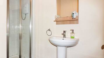 Chambre Double Deluxe | Salle de bain | Douche, baignoire relaxante profonde, douche à « effet pluie »
