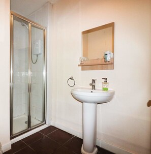 Habitación Deluxe doble | Baño | Ducha, bañera profunda y cabezal de ducha tipo lluvia