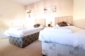Deluxe Twin Room, 2 Twin Beds | Desk, iron/ironing board, free cribs/infant beds, free rollaway beds - Bridge Inn (Tillicoultry)