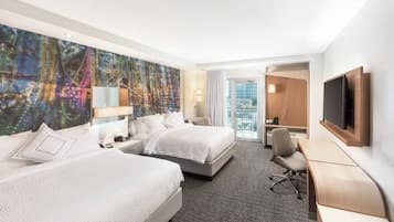 Sengetøy av topp kvalitet, dundyner, safe på rommet og skrivebord