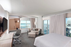 Premium bedding, down duvets, in-room safe, desk - Courtyard by Marriott Baton Rouge Downtown (Baton Rouge)