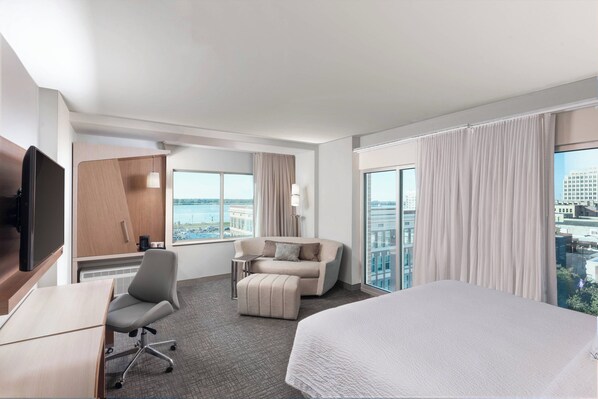 Hochwertige Bettwaren, Daunenbettdecken, Zimmersafe, Schreibtisch