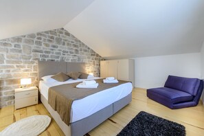 4 chambres, coffres-forts dans les chambres, fer et planche à repasser