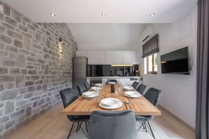 80-cm plasma TV with satellite channels, TV, video game console - Holiday Home with Private heated Pool, Sea view & Basketball Court (Dubrovnik)