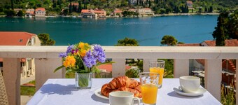 Holiday Home with Private heated Pool, Sea view & Basketball Court