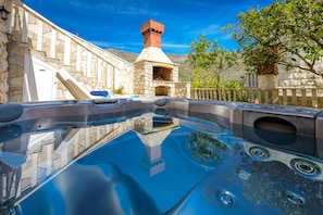 Outdoor spa tub - Holiday Home with Private heated Pool, Sea view & Basketball Court (Dubrovnik)