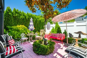 Kahden hengen deluxe-huone yhdelle, 1 keskisuuri parisänky, kylpyamme, piha-alue | Terassi/patio