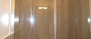 Triple Room | Bathroom shower - Hotel Nika (Vlorë)