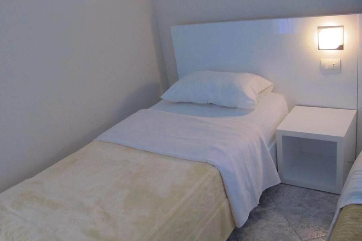 Twin Room | Desk, WiFi (free), bed sheets