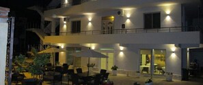 Fachada del alojamiento - Noche