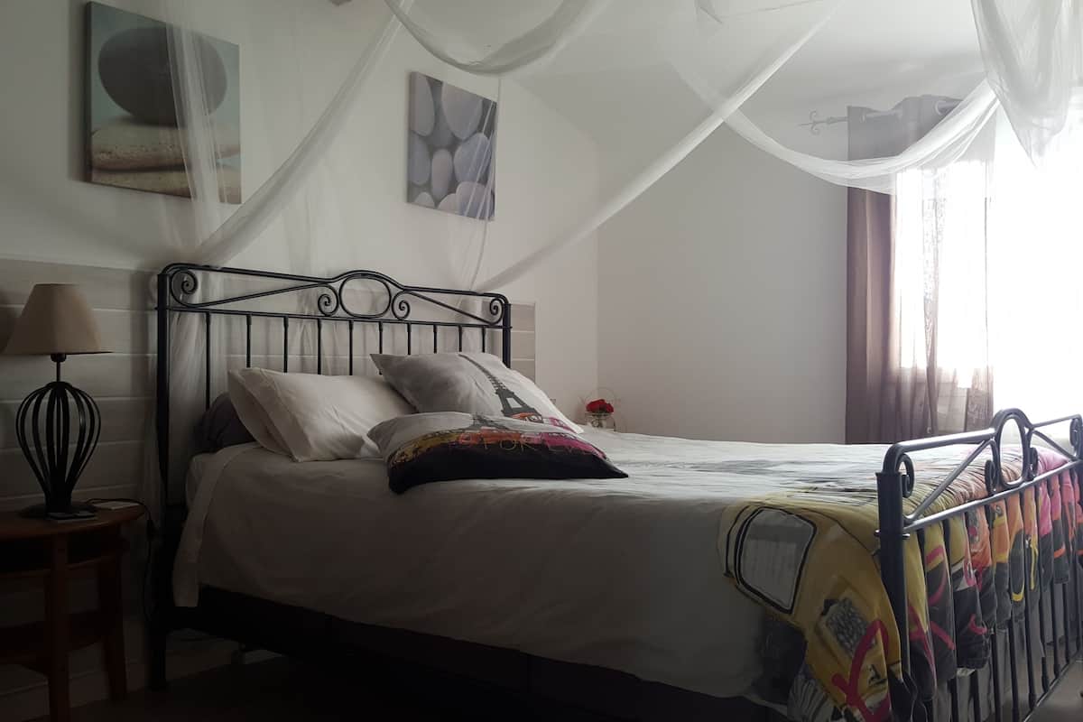 Family House | 2 bedrooms, soundproofing, iron/ironing board, cribs (free)