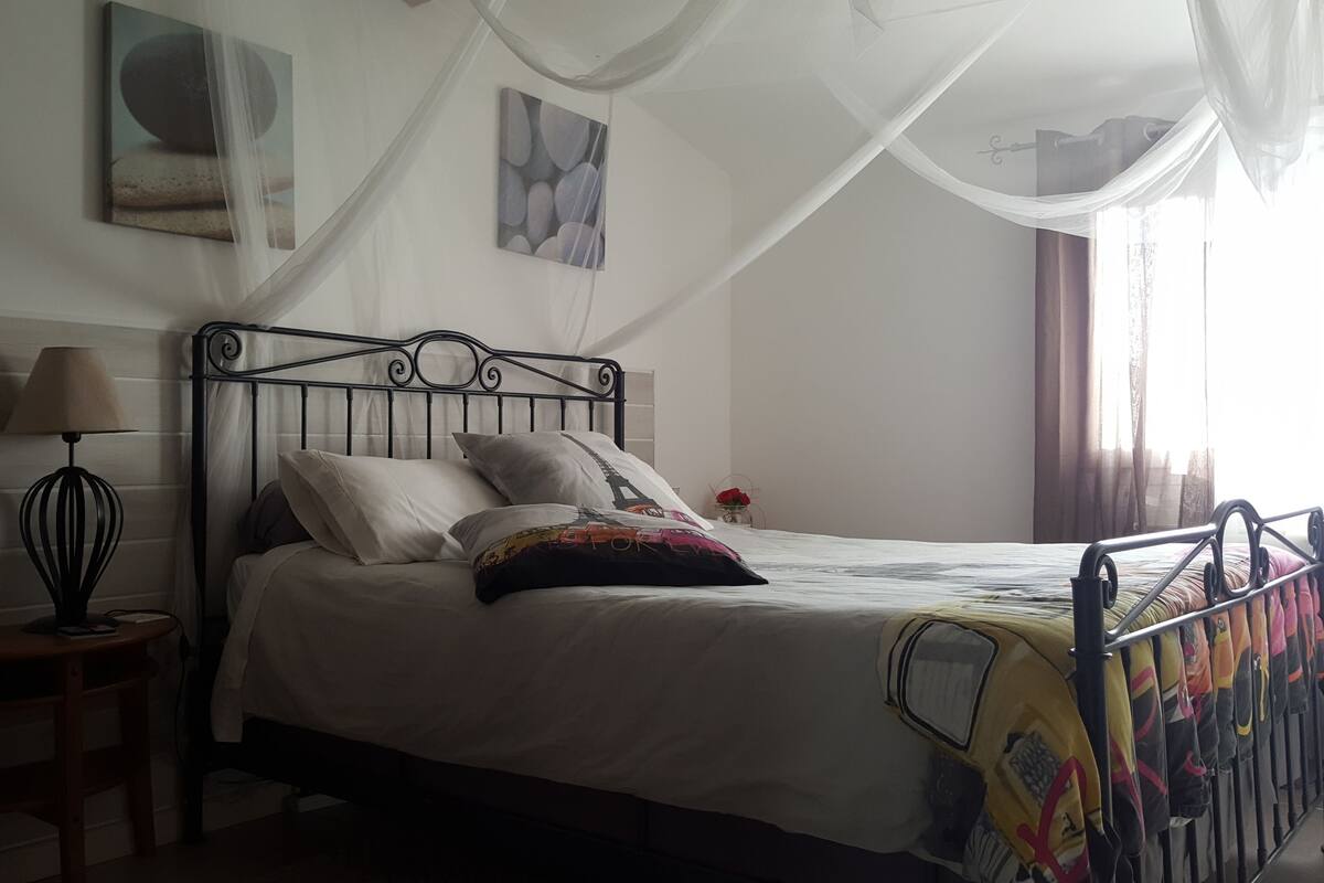 Family House | 2 bedrooms, soundproofing, iron/ironing board, free cribs/infant beds