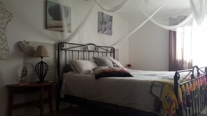 Family House | 2 bedrooms, soundproofing, iron/ironing board, free cribs/infant beds - Elsabio (Arles)