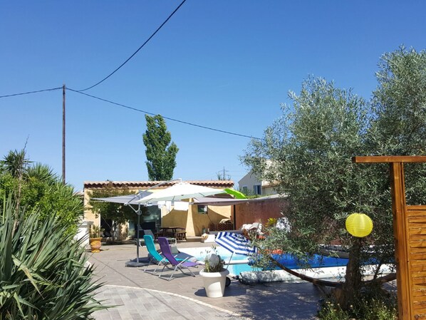 Seasonal outdoor pool - Elsabio (Arles)