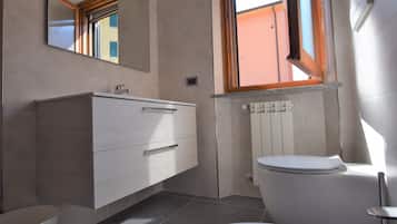 Shower, bidet, towels, toilet paper