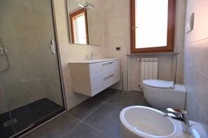 Shower, bidet, towels, toilet paper